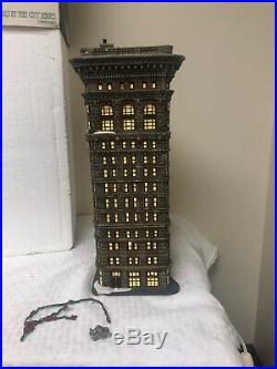 DEPARTMENT 56 CHRISTMAS IN THE CITY Flat Iron Building 59260
