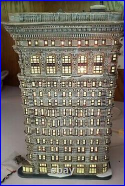 Department 56 Christmas in the City Flatiron Building 59260 withbox