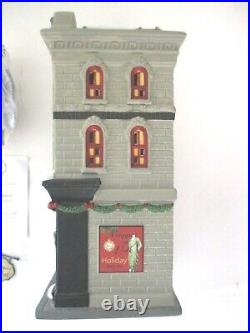 Department 56 Christmas in the City Maggie's On Park Lighted with Box