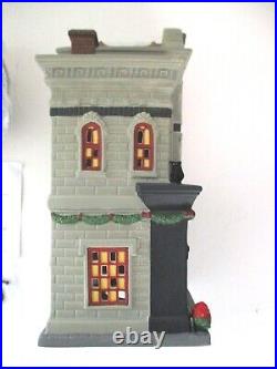 Department 56 Christmas in the City Maggie's On Park Lighted with Box
