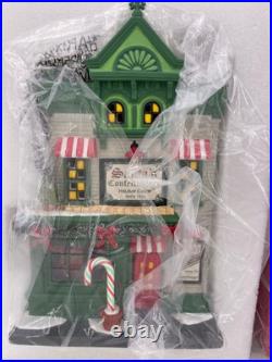 Department 56-Christmas in the City- Santa's Corner Confectionery 6013402