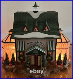 Department 56 Tavern in the Park 58928 Christmas City Dept working condition