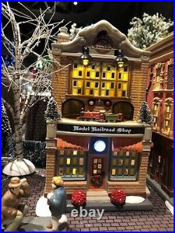 Dept 56 Christmas in the City MODEL RAILROAD SHOP brand new RARE