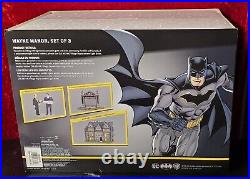 Dept 56 DC Comics Village Batman Wayne Manor Bruce and Alfred 6002318 Department