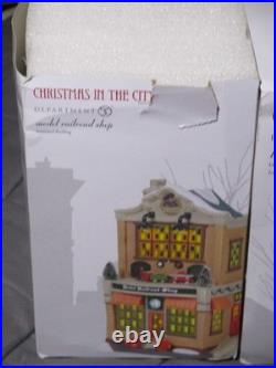 Rare Department 56-Christmas in the City Model Railroad Shop & Lincoln Station